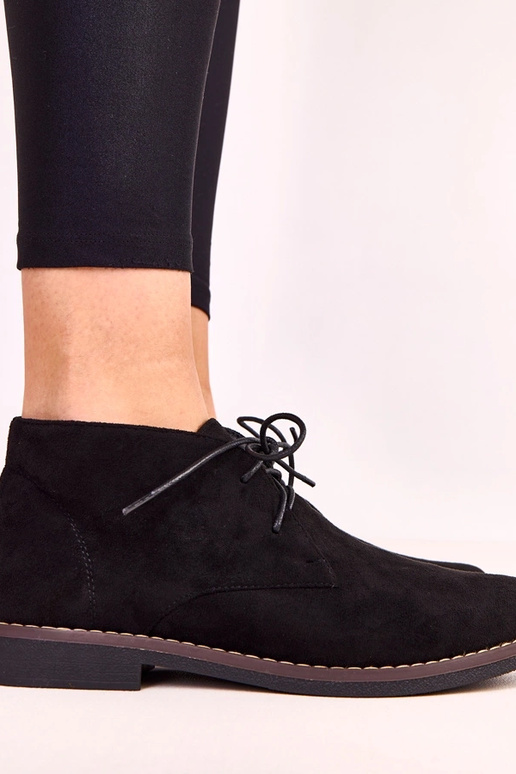 Melni sieviešu zābaki uz plakanā... Melni sieviešu zābaki uz plakanā...