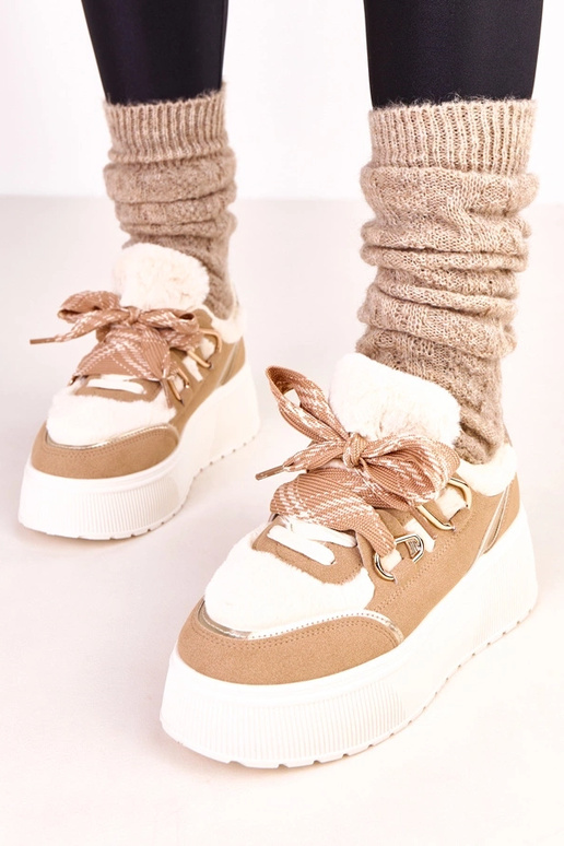 Smilšu krāsas siltie sporta apavi uz... Smilšu krāsas siltie sporta apavi uz...