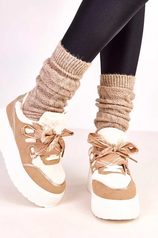 Smilšu krāsas siltie sporta apavi uz... Smilšu krāsas siltie sporta apavi uz...