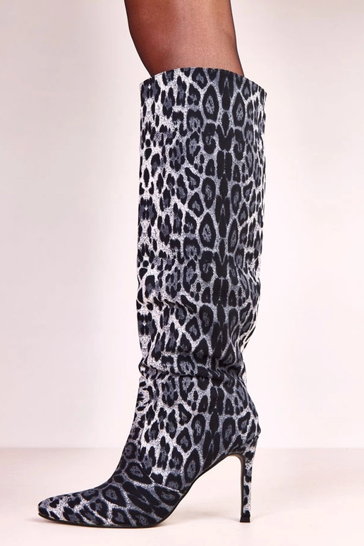 Melni leoparda raksta ilgi zābaki uz... Melni leoparda raksta ilgi zābaki uz...