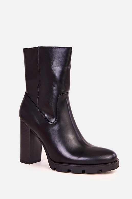 Melni sieviešu zābaki uz bieza papēža... Melni sieviešu zābaki uz bieza papēža...