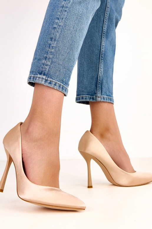 Smilšu krāsas augstpapēžu zābaki ar... Smilšu krāsas augstpapēžu zābaki ar...