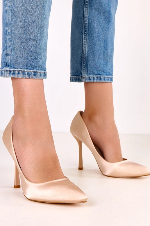 Smilšu krāsas augstpapēžu zābaki ar... Smilšu krāsas augstpapēžu zābaki ar...