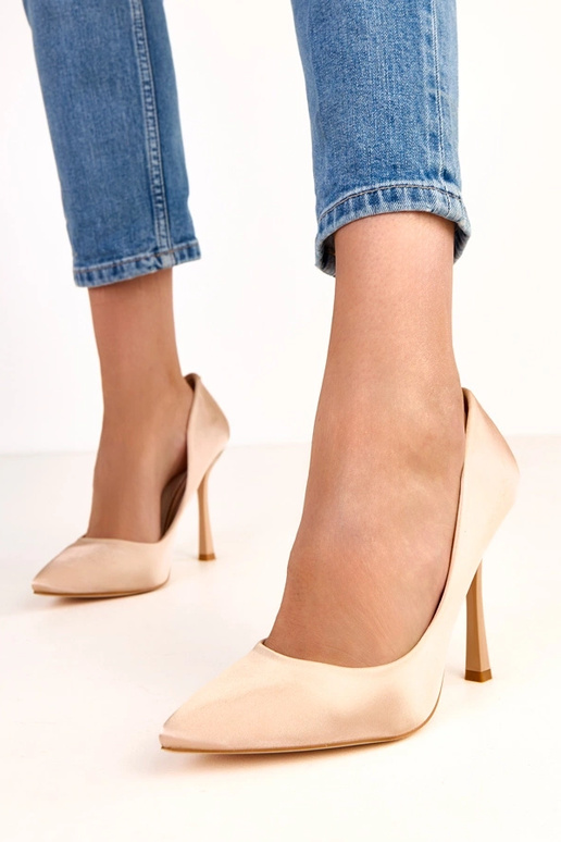 Smilšu krāsas augstpapēžu zābaki ar... Smilšu krāsas augstpapēžu zābaki ar...