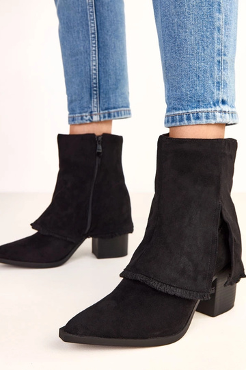 Melnās zābaciņas uz papēža...