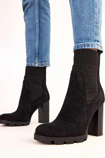 Melnas zābaki uz bieza...