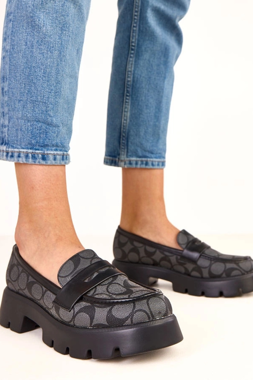 Melnas mokasīnas ar ģeometrisku...