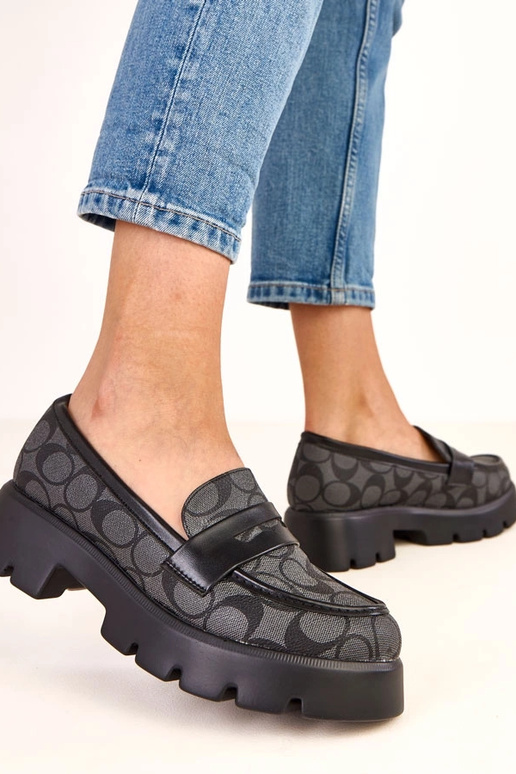 Melnas mokasīnas ar ģeometrisku...