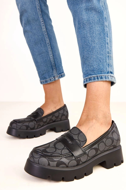 Melnas mokasīnas ar ģeometrisku...