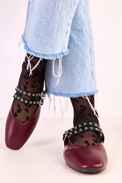 Tumši sarkanu krāsu Alfira balerīnas... Tumši sarkanu krāsu Alfira balerīnas...