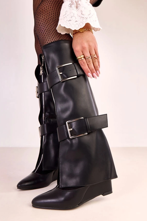 Melni garie zābaki uz platformas ar...