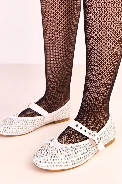 Baltas balerīnas rotātas ar kniedēm...