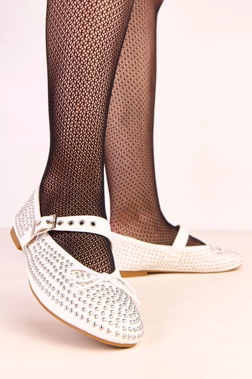 Baltas balerīnas rotātas ar kniedēm...