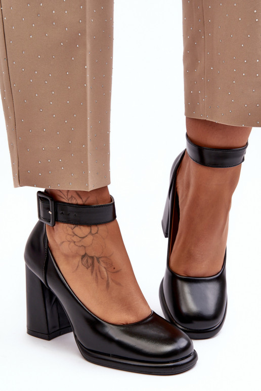 Kurpes ar papēdi ar sprādzēm melnas krāsas Idovana