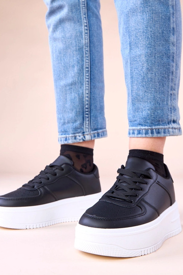 Melnas sporta kurpes uz...