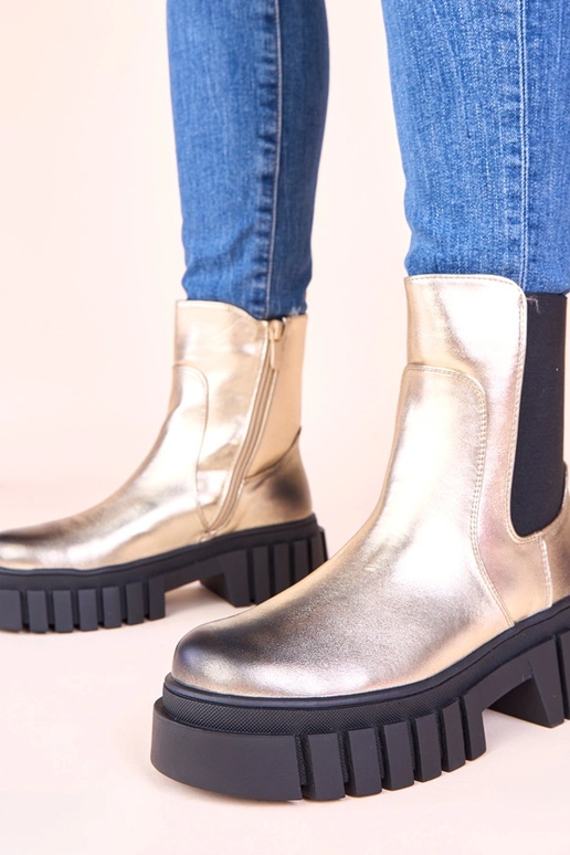 Zelta zābaki uz platformas ar...