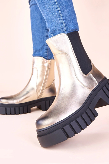 Zelta zābaki uz platformas... 2