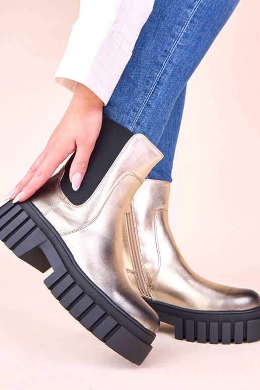 Zelta zābaki uz platformas ar...