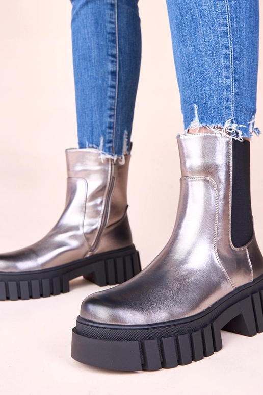 Sudraba zābaki uz platformas ar...