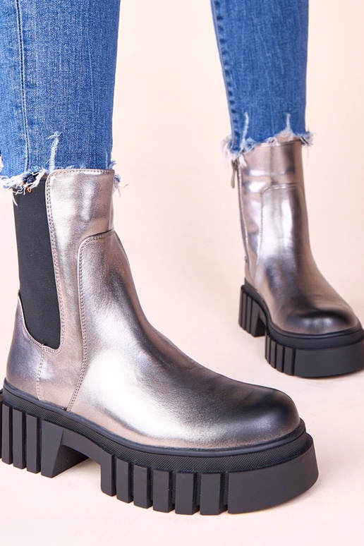 Sudraba zābaki uz platformas ar...