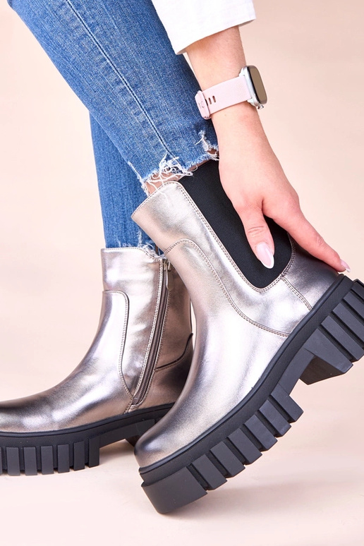 Sudraba zābaki uz platformas ar...