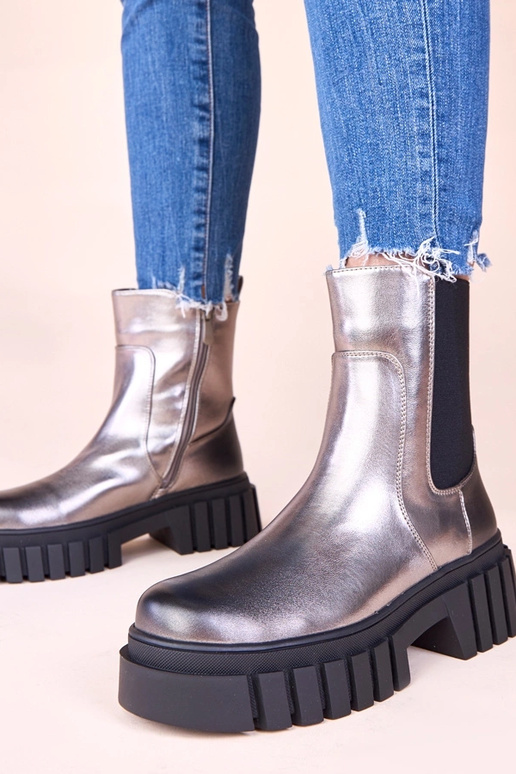 Sudraba zābaki uz platformas ar...