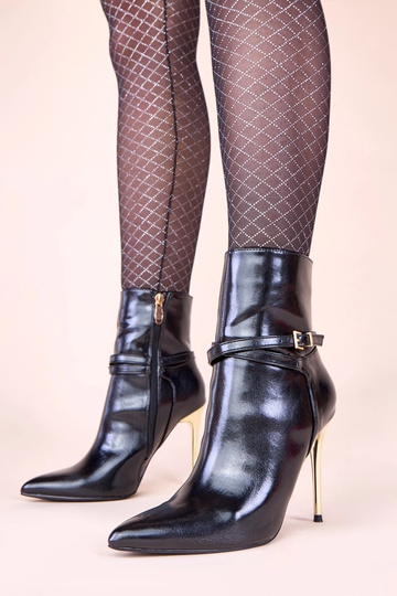 Melnas zābaki uz zelta...