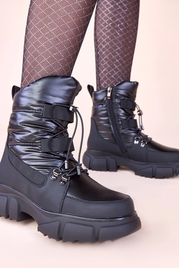 Melni spīdīgi sniega zābaki...