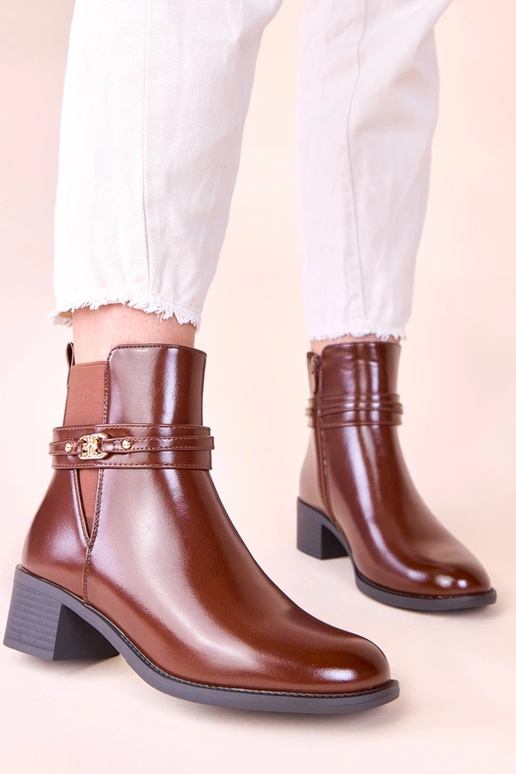 Brūnas aulinītes uz stabiņa ar...