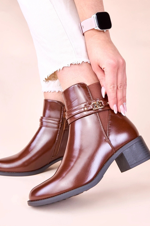 Brūnas aulinītes uz stabiņa ar...