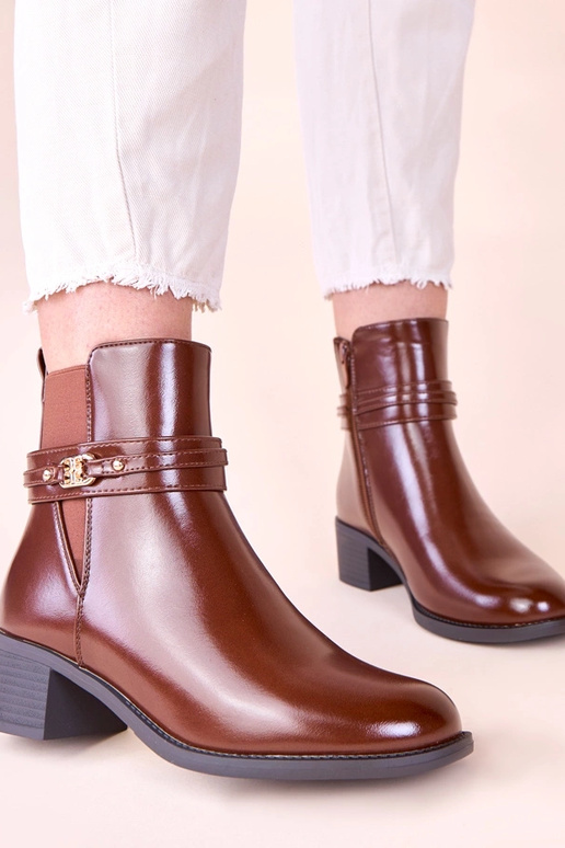 Brūnas aulinītes uz stabiņa ar...