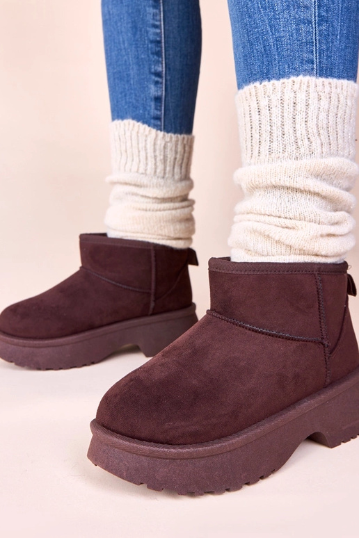 Brūnas siltinātas sniega aulinītes uz...