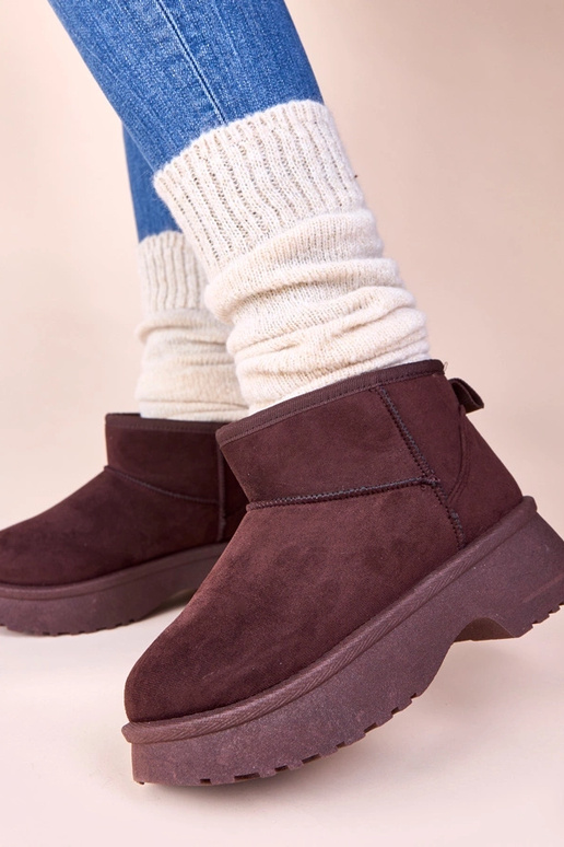 Brūnas siltinātas sniega aulinītes uz...