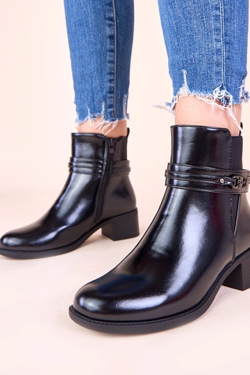 Melnas aulinītes uz stabiņa... 2