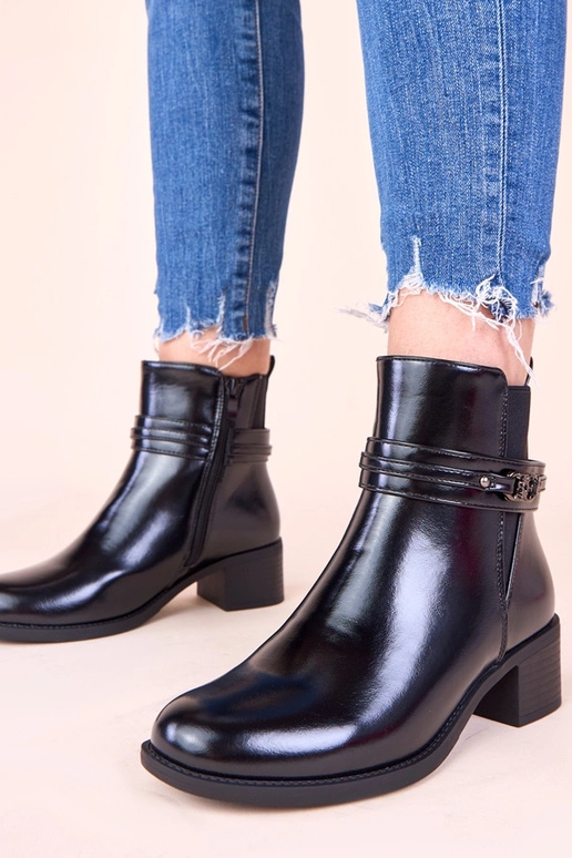 Melnas aulinītes uz stabiņa ar...