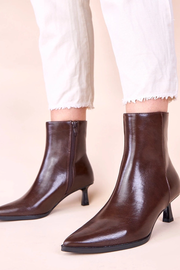 Brūnas aulinītes uz papēža...