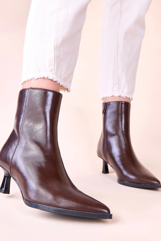 Brūnas aulinītes uz papēža ančiuka...