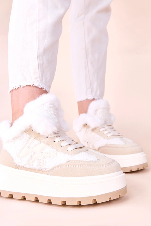 Smilšu krāsas siltināti sporta apavi...