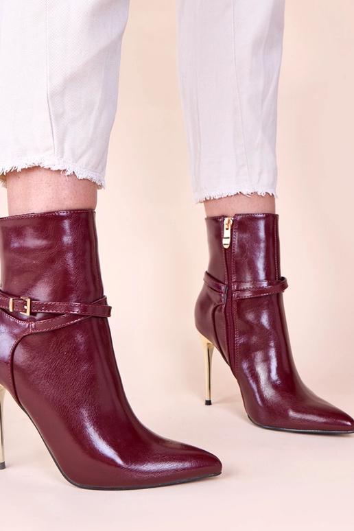 Ceriņu krāsas aulinītes uz zelta...