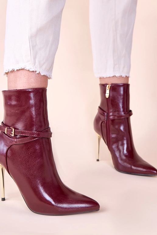 Ceriņu krāsas aulinītes uz zelta...