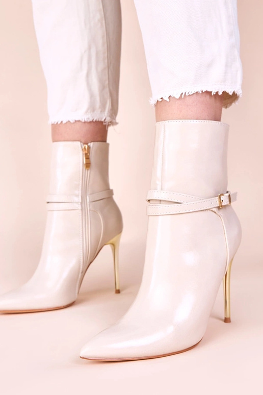 Smilšu krāsas aulinītes uz zelta...