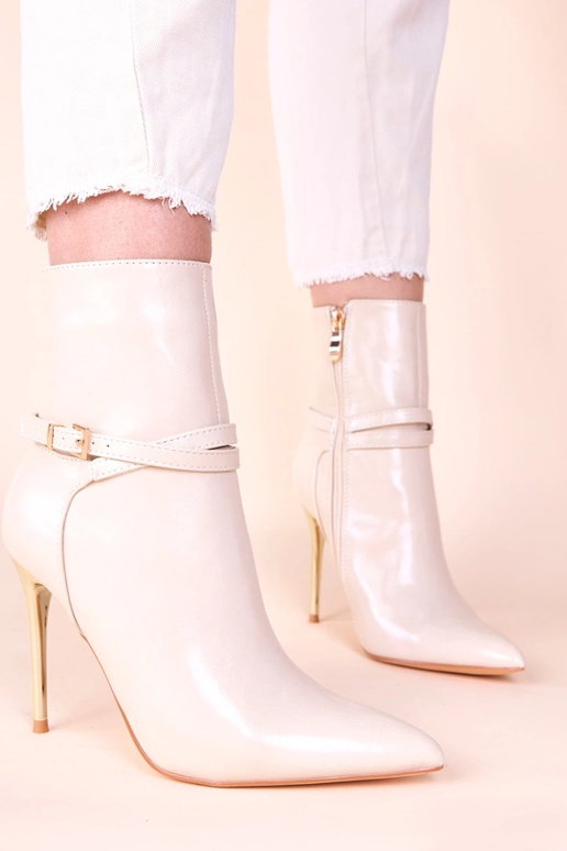 Smilšu krāsas aulinītes uz zelta...