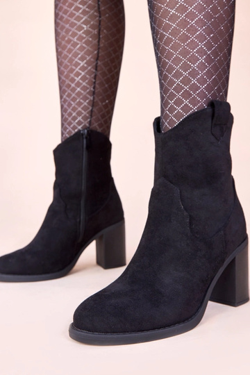 Melnas aulinītes uz stabiņa...