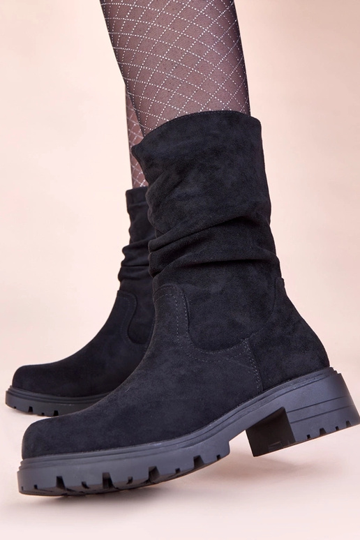 Melnas aulinītes uz platformas ar...