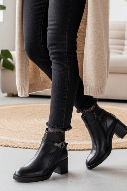 Melnas aulinītes uz stabiņa ar...