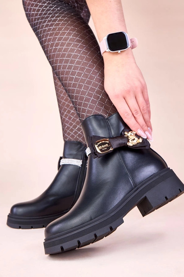 Melnas aulinītes rotātas ar... 2