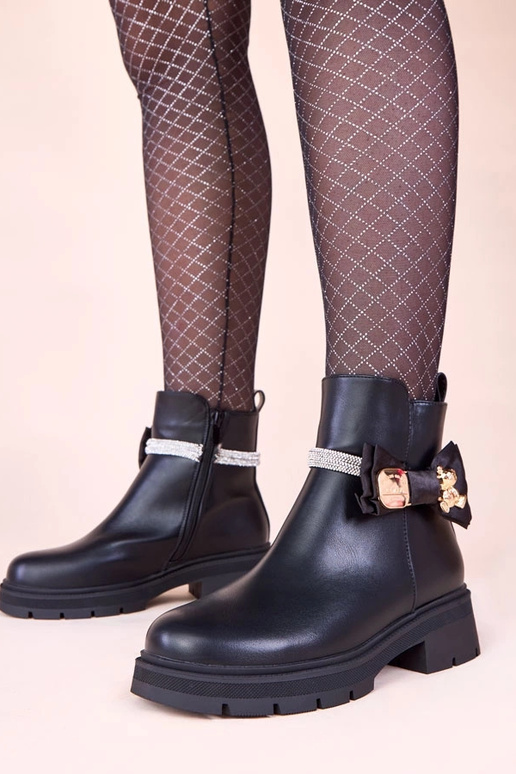 Melnas aulinītes rotātas ar...