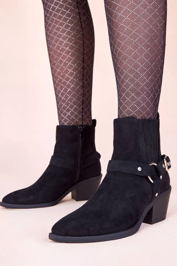 Melnas aulinītes uz stabiņa...