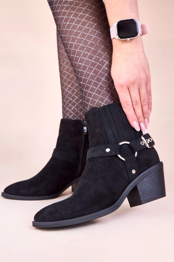 Melnas aulinītes uz stabiņa... 2