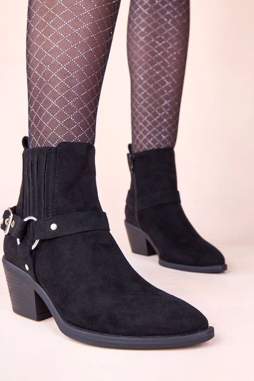 Melnas aulinītes uz stabiņa ar...